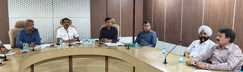 परिवहन सचिव ने बस संचालकों और अधिकृत वेंडरों के साथ की समीक्षा बैठक