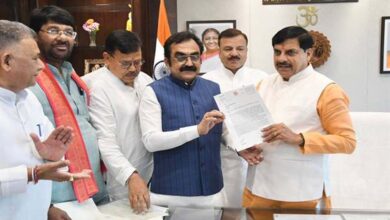 जबलपुर एयरपोर्ट का नाम वीरांगना रानी दुर्गावती के नाम पर रखने का प्रस्ताव, मंत्री राकेश सिंह ने मुख्यमंत्री को सौंपा पत्र