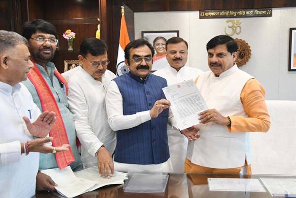 जबलपुर एयरपोर्ट का नाम वीरांगना रानी दुर्गावती के नाम पर रखने का प्रस्ताव, मंत्री राकेश सिंह ने मुख्यमंत्री को सौंपा पत्र जबलपुर एयरपोर्ट का नाम वीरांगना रानी दुर्गावती के नाम पर रखने का प्रस्ताव, मंत्री राकेश सिंह ने मुख्यमंत्री को सौंपा पत्र