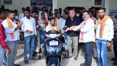 उप मुख्यमंत्री की संवेदनशील पहल से दिव्यांग जीवराखन पटेल को मिली स्कूटी, एक दिन में पूरी हुई मांग