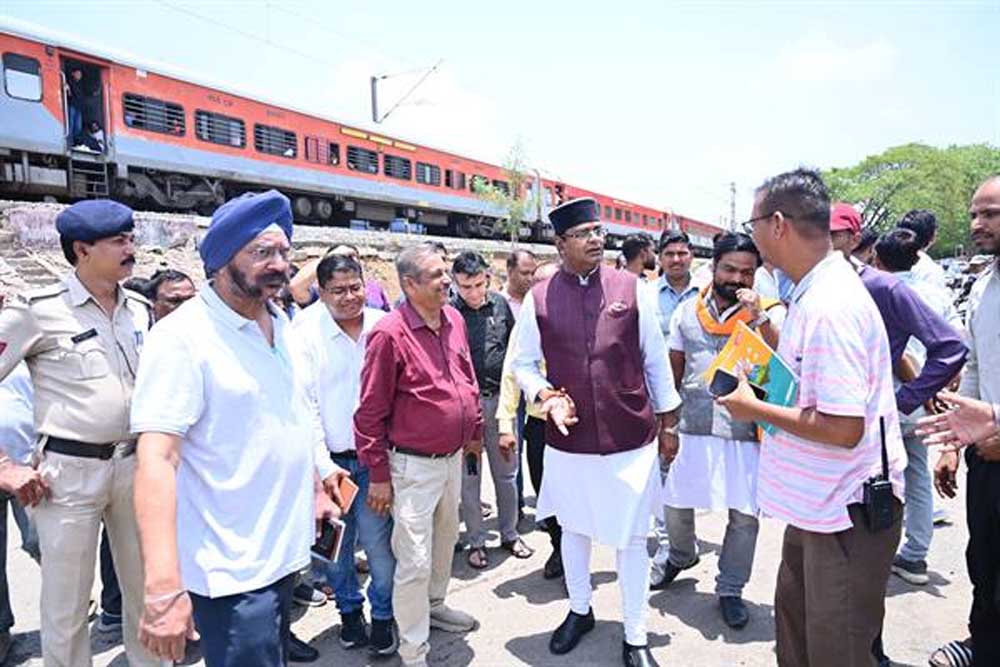 नरेला में बारिश पूर्व तैयारियों की जमीनी हकीकत जांचने निकले मंत्री सारंग नरेला में बारिश पूर्व तैयारियों की जमीनी हकीकत जांचने निकले मंत्री सारंग