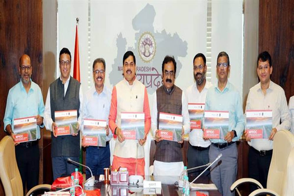 मुख्यमंत्री डॉ. यादव ने कॉफी टेबल बुक एमपीआरडीसी : कनेक्टिंग पीपुल थ्रू क्वालिटी इंफ्रास्ट्रक्चर का किया विमोचन