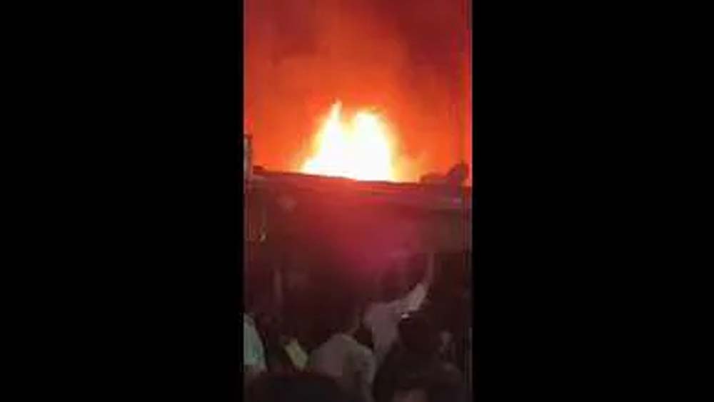 लखनऊ में आईआईएम रोड किनारे भीषण आग, सात दुकानें जलकर राख, लाखों का नुकसान लखनऊ में आईआईएम रोड किनारे भीषण आग, सात दुकानें जलकर राख, लाखों का नुकसान