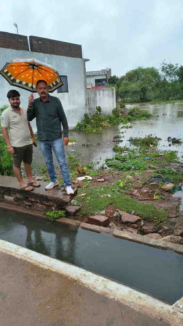 बारिश में नगरवासियों के बीच पहुंचे नपा अध्यक्ष ईश्वर सिंह ठाकुर, अधिकारियों को दिए समस्याओं के तत्काल समाधान के निर्देश बारिश में नगरवासियों के बीच पहुंचे नपा अध्यक्ष ईश्वर सिंह ठाकुर, अधिकारियों को दिए समस्याओं के तत्काल समाधान के निर्देश