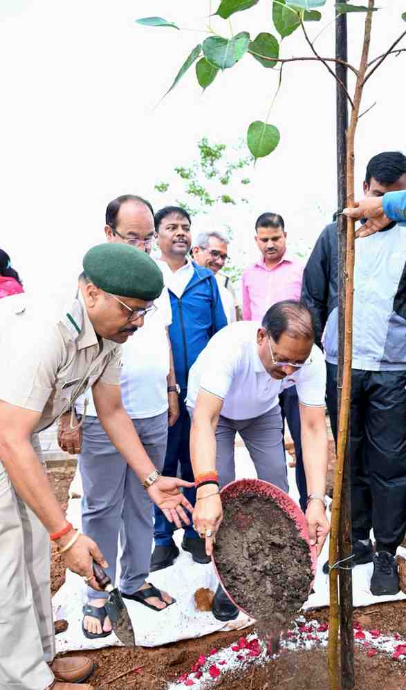 मुख्यमंत्री विष्णु देव साय ने ‘एक पेड़ माँ के नाम’ अभियान के तहत किया पौधारोपण मुख्यमंत्री विष्णु देव साय ने ‘एक पेड़ माँ के नाम’ अभियान के तहत किया पौधारोपण