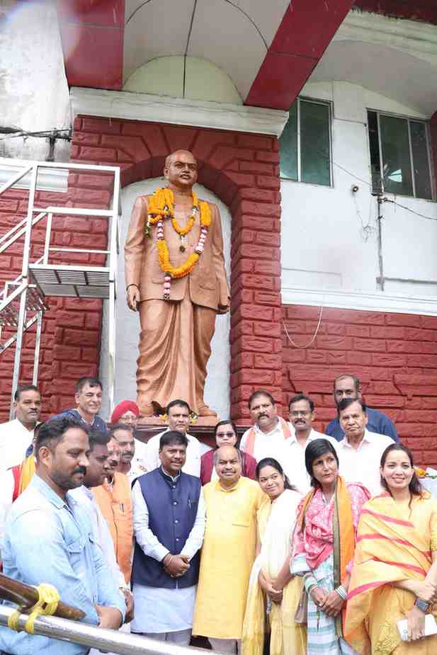 डॉ. श्यामा प्रसाद मुखर्जी की जयंती पर वन मंत्री कश्यप ने अर्पित की पुष्पांजलि डॉ. श्यामा प्रसाद मुखर्जी की जयंती पर वन मंत्री कश्यप ने अर्पित की पुष्पांजलि
