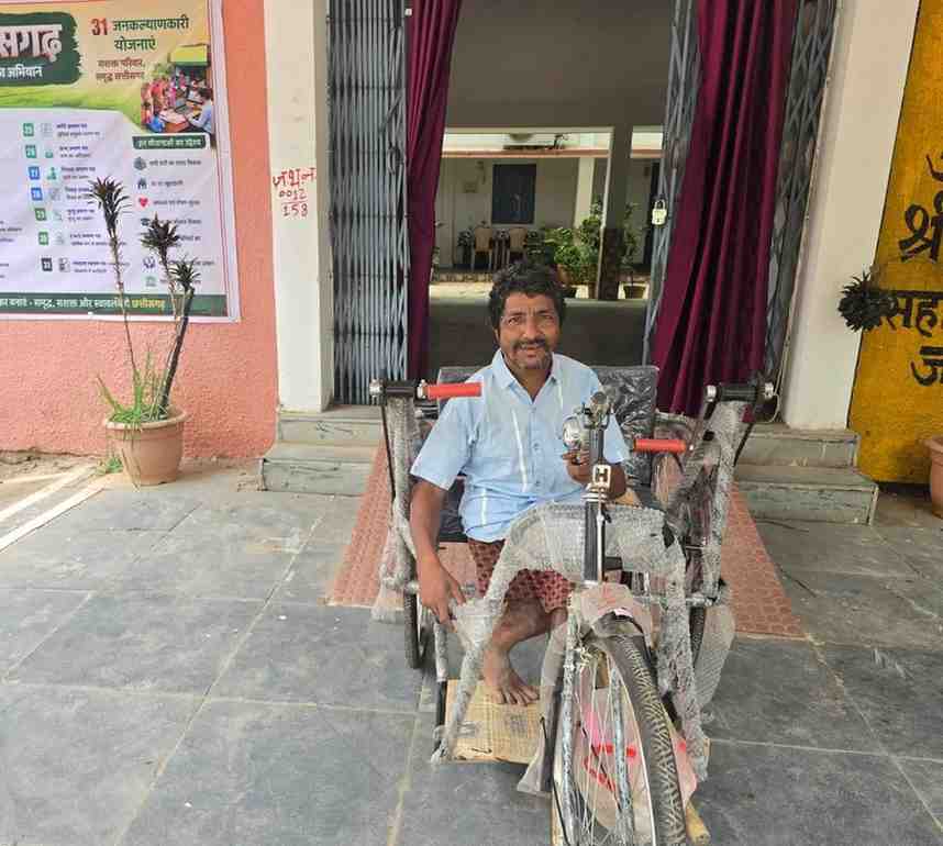 24 घंटे में मिली ट्राइसाइकिल, मुख्यमंत्री विष्णुदेव साय की संवेदनशील पहल से दिव्यांग गणेश राम यादव के जीवन को मिली नई रफ्तार 24 घंटे में मिली ट्राइसाइकिल, मुख्यमंत्री विष्णुदेव साय की संवेदनशील पहल से दिव्यांग गणेश राम यादव के जीवन को मिली नई रफ्तार