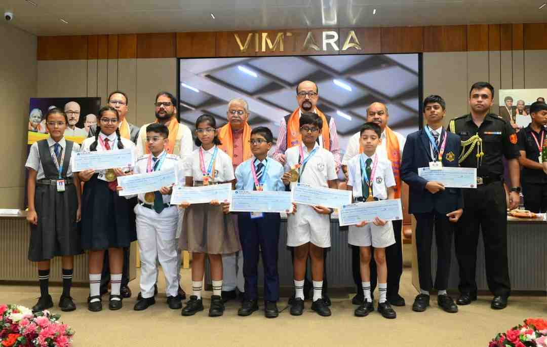 मोबाइल और डिजिटल एडिक्शन से बचें, मानव बुद्धि ही सर्वाेच्च है: राज्यपाल डेका मोबाइल और डिजिटल एडिक्शन से बचें, मानव बुद्धि ही सर्वाेच्च है: राज्यपाल डेका