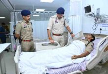 पुलिस कमिश्नर संजीव शुक्ला ने अस्पताल पहुंचकर घायल पुलिस जवानों का जाना हाल