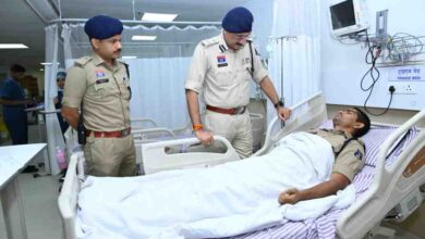 पुलिस कमिश्नर संजीव शुक्ला ने अस्पताल पहुंचकर घायल पुलिस जवानों का जाना हाल