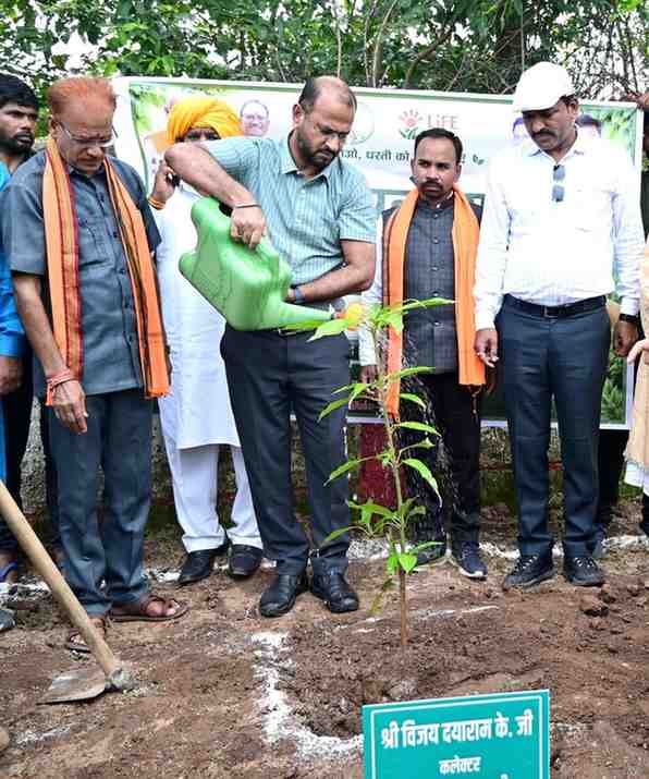 मुख्यमंत्री विष्णुदेव साय के नेतृत्व में ‘एक पेड़ मां के नाम 3.0’ अभियान को मिल रहा जन-जन का साथ मुख्यमंत्री विष्णुदेव साय के नेतृत्व में ‘एक पेड़ मां के नाम 3.0’ अभियान को मिल रहा जन-जन का साथ