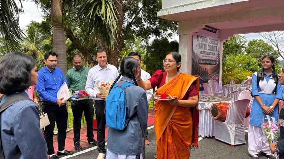 सपनों को मिला कलेक्टर का साथ, द कलेक्टर्स-15 से शुरू हुई बदलाव की नई इबारत सपनों को मिला कलेक्टर का साथ, द कलेक्टर्स-15 से शुरू हुई बदलाव की नई इबारत