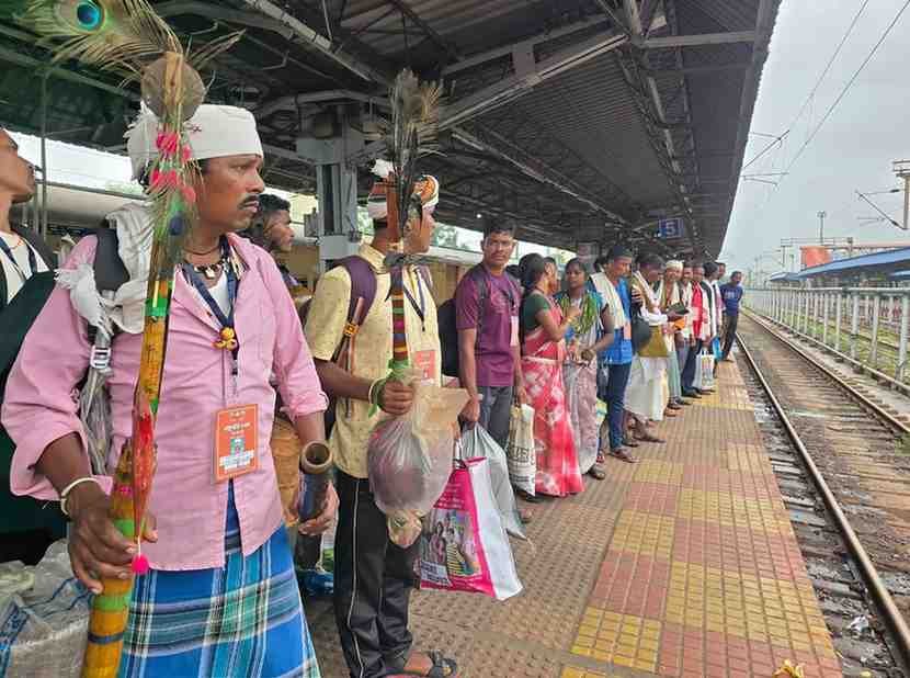 बदलते बस्तर का संदेश लेकर दिल्ली रवाना हुआ बस्तर का प्रतिनिधिमंडल,राष्ट्रपति से करेंगे मुलाकात, बस्तर की समृद्ध जनजातीय संस्कृति से कराएंगे परिचित