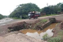 अकलोरडीह चौक का सड़क किनारे का गड्ढा,दुर्घटनाओं को दे रहा है आमंत्रण