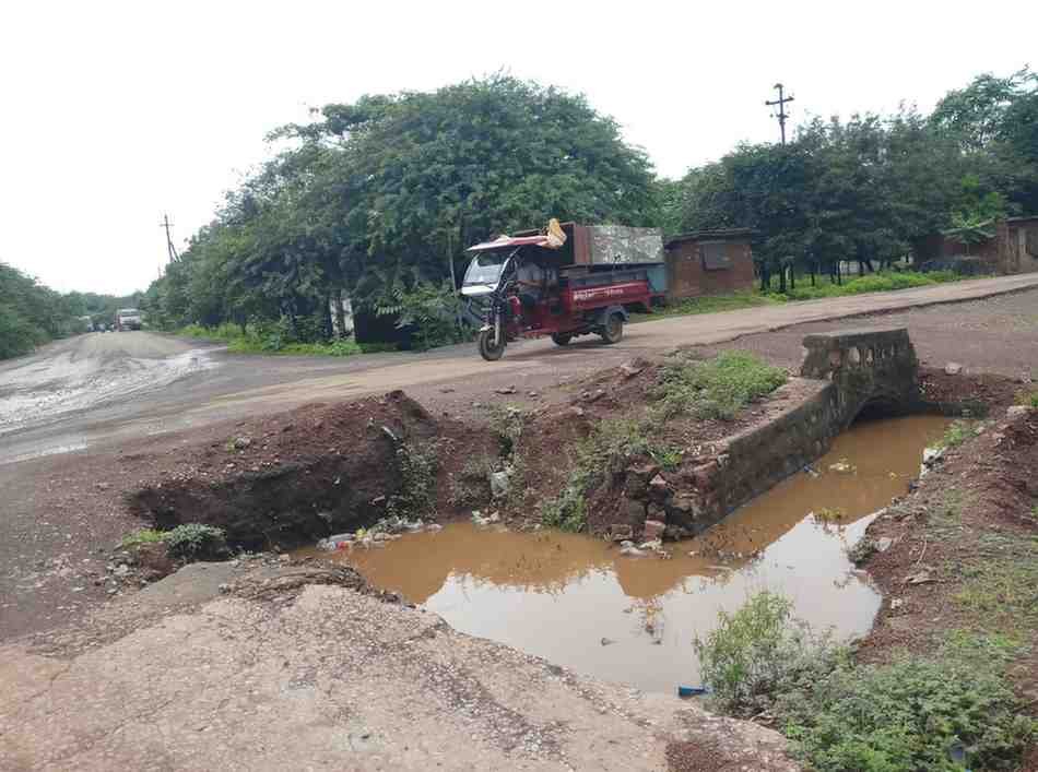 अकलोरडीह चौक का सड़क किनारे का गड्ढा,दुर्घटनाओं को दे रहा है आमंत्रण अकलोरडीह चौक का सड़क किनारे का गड्ढा,दुर्घटनाओं को दे रहा है आमंत्रण