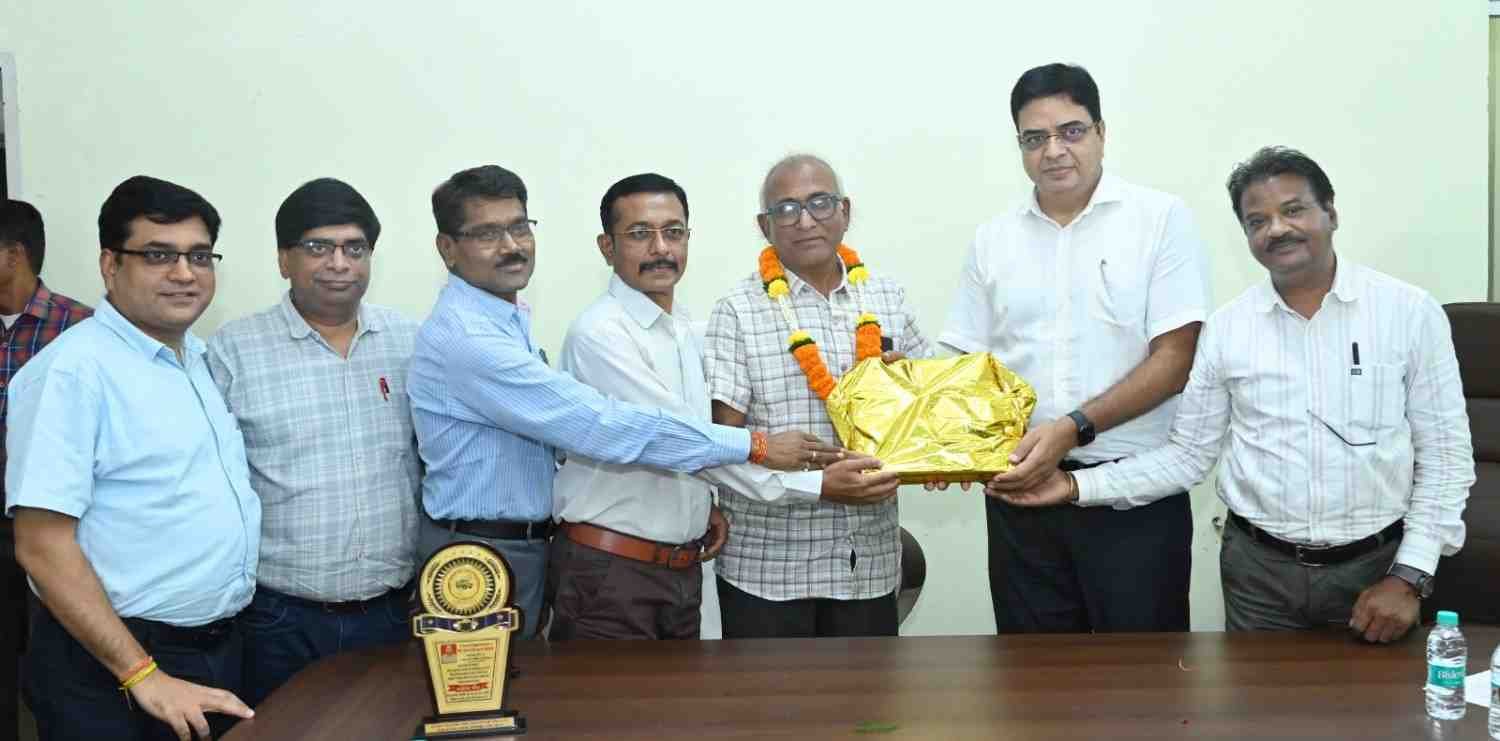 जनसंपर्क संचालनालय के सहायक ग्रेड-03 श्री गुलजारी लाल तम्बोली को सेवानिवृत्ति पर दी गई भावभीनी विदाई जनसंपर्क संचालनालय के सहायक ग्रेड-03 श्री गुलजारी लाल तम्बोली को सेवानिवृत्ति पर दी गई भावभीनी विदाई