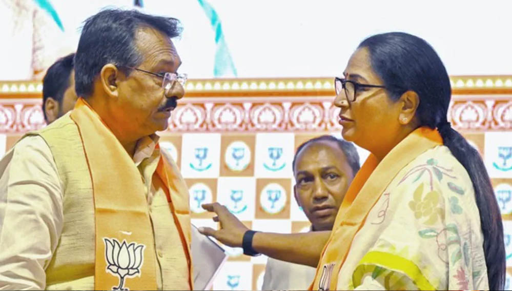 दिल्ली की राजनीति में बड़ा उलटफेर! 16 पार्षदों के साथ इस पार्टी का BJP में विलय, जानें पूरा मामला दिल्ली की राजनीति में बड़ा उलटफेर! 16 पार्षदों के साथ इस पार्टी का BJP में विलय, जानें पूरा मामला