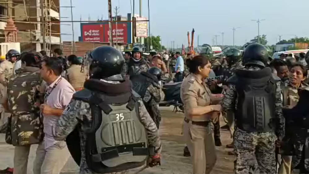 दतिया उपचुनाव: BJP टिकट पर बवाल, आशुतोष तिवारी के नाम से नाराज़ समर्थकों ने NH-44 पर 15 किमी लंबा जाम लगाया दतिया उपचुनाव: BJP टिकट पर बवाल, आशुतोष तिवारी के नाम से नाराज़ समर्थकों ने NH-44 पर 15 किमी लंबा जाम लगाया