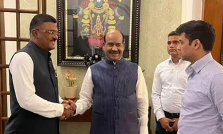 उद्धव कैंप में बगावत की अटकलों के बीच दिल्ली की गुप्त बैठक की तस्वीरें वायरल उद्धव कैंप में बगावत की अटकलों के बीच दिल्ली की गुप्त बैठक की तस्वीरें वायरल