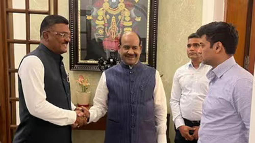 उद्धव कैंप में बगावत की अटकलों के बीच दिल्ली की गुप्त बैठक की तस्वीरें वायरल उद्धव कैंप में बगावत की अटकलों के बीच दिल्ली की गुप्त बैठक की तस्वीरें वायरल