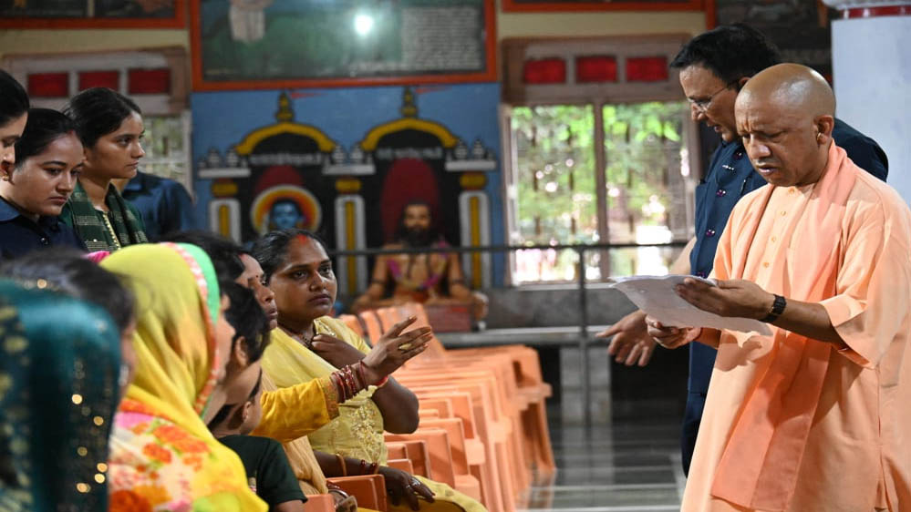 जनसेवा सर्वोपरि : प्रतिकूल मौसम में भी सीएम योगी ने किया जनता दर्शन जनसेवा सर्वोपरि : प्रतिकूल मौसम में भी सीएम योगी ने किया जनता दर्शन