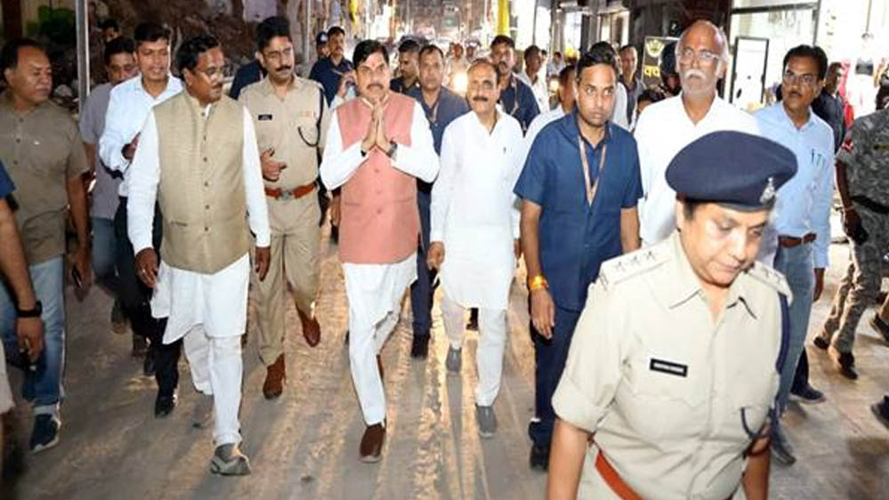 मुख्यमंत्री डॉ. यादव ने शहर का भ्रमण दो पहिया वाहन और पैदल चल कर किया मुख्यमंत्री डॉ. यादव ने शहर का भ्रमण दो पहिया वाहन और पैदल चल कर किया