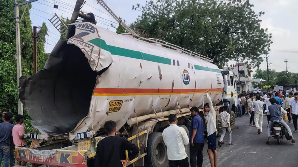 खरगोन में टैंकर में भीषण ब्लास्ट: वेल्डिंग के दौरान हुआ विस्फोट, 500 मीटर दूर तक उड़े परखच्चे खरगोन में टैंकर में भीषण ब्लास्ट: वेल्डिंग के दौरान हुआ विस्फोट, 500 मीटर दूर तक उड़े परखच्चे