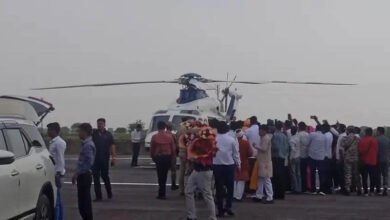 भिंड में CM के हेलीकॉप्टर की उड़ान रुकी: टेकऑफ से पहले हेलीपैड पर उड़ाया ड्रोन, यूट्यूबर हिरासत में भिंड में CM के हेलीकॉप्टर की उड़ान रुकी: टेकऑफ से पहले हेलीपैड पर उड़ाया ड्रोन, यूट्यूबर हिरासत में
