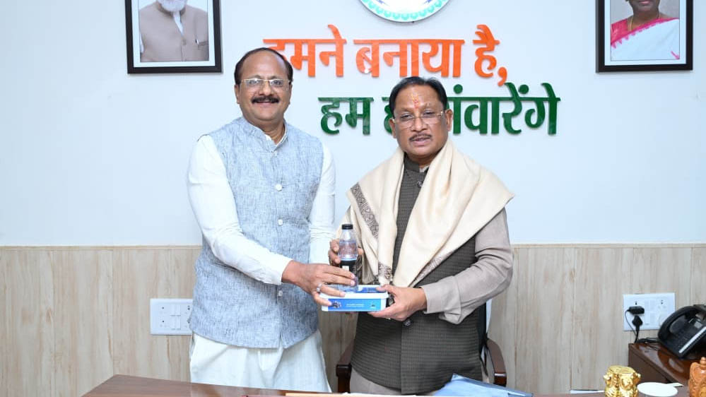हज यात्रा संपन्न होने पर हज कमेटी अध्यक्ष ने सीएम विष्णु देव साय को भेंट किया ज़मज़म जल और खजूर हज यात्रा संपन्न होने पर हज कमेटी अध्यक्ष ने सीएम विष्णु देव साय को भेंट किया ज़मज़म जल और खजूर