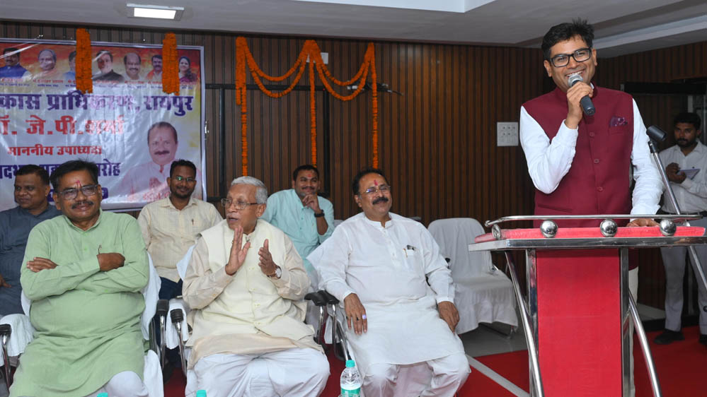 रायपुर विकास प्राधिकरण के नए उपाध्यक्ष डॉ. जय प्रकाश शर्मा ने संभाला पदभार रायपुर विकास प्राधिकरण के नए उपाध्यक्ष डॉ. जय प्रकाश शर्मा ने संभाला पदभार