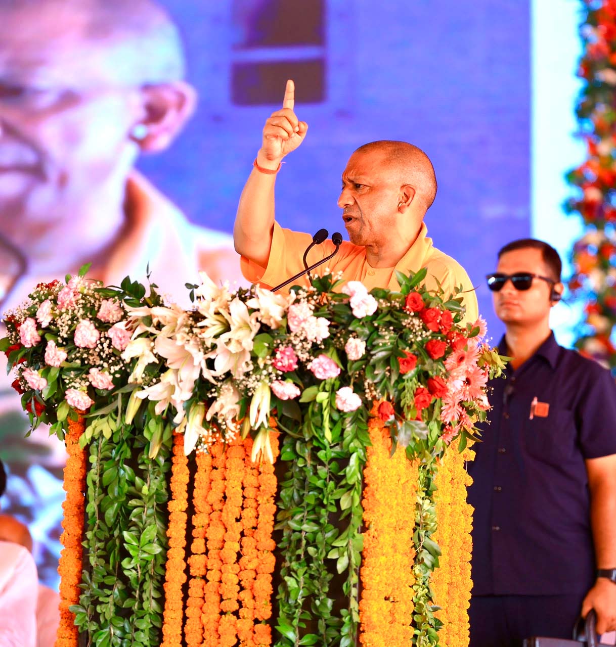 आगरा में सीएम योगी ने 342 करोड़ की विकास परियोजनाओं की सौगात दी आगरा में सीएम योगी ने 342 करोड़ की विकास परियोजनाओं की सौगात दी