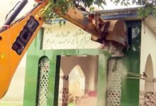संभल में चला बुलडोजर, सरकारी जमीन पर बने इमामबाड़े और मजार हटाए गए