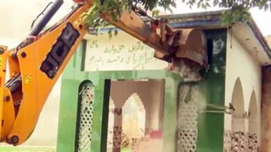 संभल में चला बुलडोजर, सरकारी जमीन पर बने इमामबाड़े और मजार हटाए गए