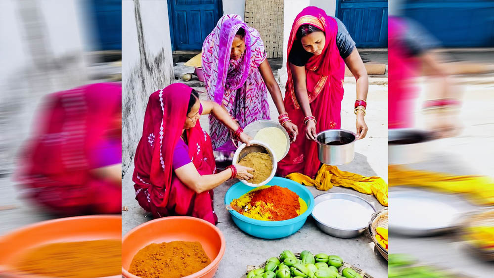 रायपुर : ’अचार के स्वाद में घुली आत्मनिर्भरता, बिहान ने बदली माँ जगदंबा समूह की महिलाओं की जिंदगी’ रायपुर : ’अचार के स्वाद में घुली आत्मनिर्भरता, बिहान ने बदली माँ जगदंबा समूह की महिलाओं की जिंदगी’