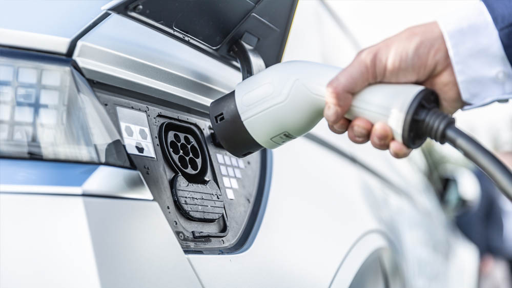 EV Charging Alert: भारत के 45% घर इलेक्ट्रिक कार चार्जिंग के लिए अनफिट, लापरवाही से लग सकती है आग EV Charging Alert: भारत के 45% घर इलेक्ट्रिक कार चार्जिंग के लिए अनफिट, लापरवाही से लग सकती है आग