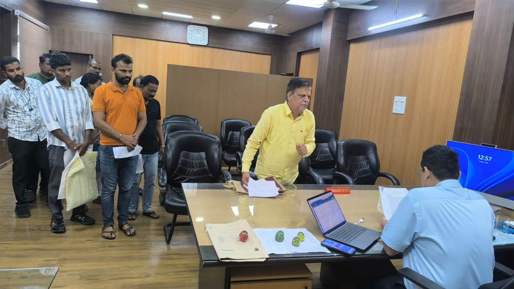 जनसुनवाई में कलेक्टर ने सुनीं 42 आवेदकों की समस्याएं जनसुनवाई में कलेक्टर ने सुनीं 42 आवेदकों की समस्याएं