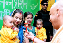 सीएम ने बच्चों का अन्नप्राशन कराया और स्टॉलों का किया अवलोकन