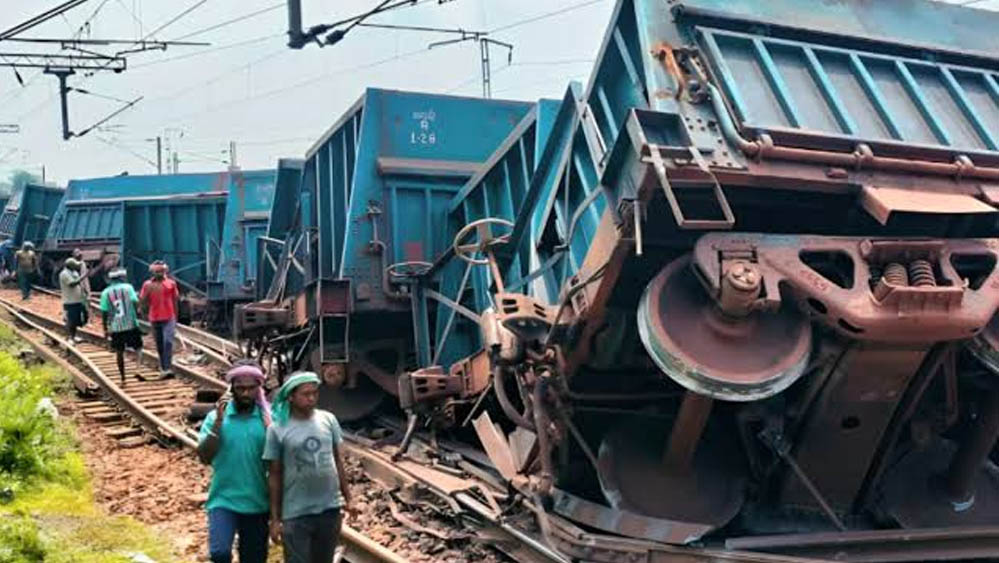 गाजियाबाद-दिल्ली रेल रूट पर बड़ा हादसा, मालगाड़ी के 6 डिब्बे पटरी से उतरे; 53 ट्रेनें प्रभावित गाजियाबाद-दिल्ली रेल रूट पर बड़ा हादसा, मालगाड़ी के 6 डिब्बे पटरी से उतरे; 53 ट्रेनें प्रभावित