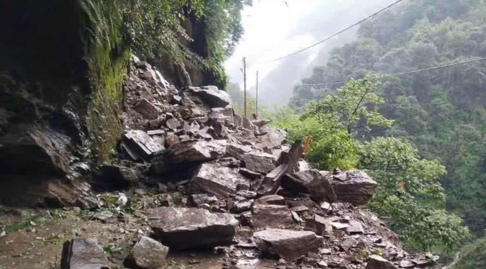 केदारनाथ यात्रा पर बारिश का ब्रेक! गोरीकुंड के पास मलबा-बोल्डर गिरने से यात्रा अगले आदेश तक स्थगित केदारनाथ यात्रा पर बारिश का ब्रेक! गोरीकुंड के पास मलबा-बोल्डर गिरने से यात्रा अगले आदेश तक स्थगित