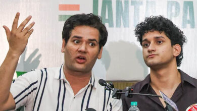 छात्रों पर लाठीचार्ज, उधर बर्गर खाते दिखे विजेता दहिया! CJP ने प्रवक्ता पद से हटाया छात्रों पर लाठीचार्ज, उधर बर्गर खाते दिखे विजेता दहिया! CJP ने प्रवक्ता पद से हटाया
