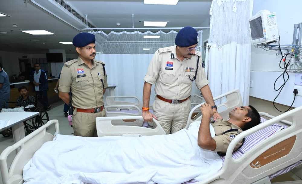 पुलिस कमिश्नर संजीव शुक्ला ने अस्पताल पहुंचकर घायल पुलिस जवानों का जाना हाल पुलिस कमिश्नर संजीव शुक्ला ने अस्पताल पहुंचकर घायल पुलिस जवानों का जाना हाल