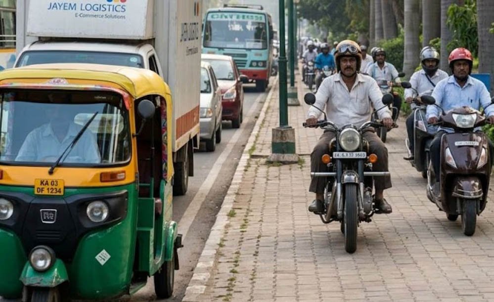 फुटपाथ पर कार या बाइक दौड़ाई तो ₹5,000 का जुर्माना! कर्नाटक सरकार का बड़ा प्रस्ताव फुटपाथ पर कार या बाइक दौड़ाई तो ₹5,000 का जुर्माना! कर्नाटक सरकार का बड़ा प्रस्ताव