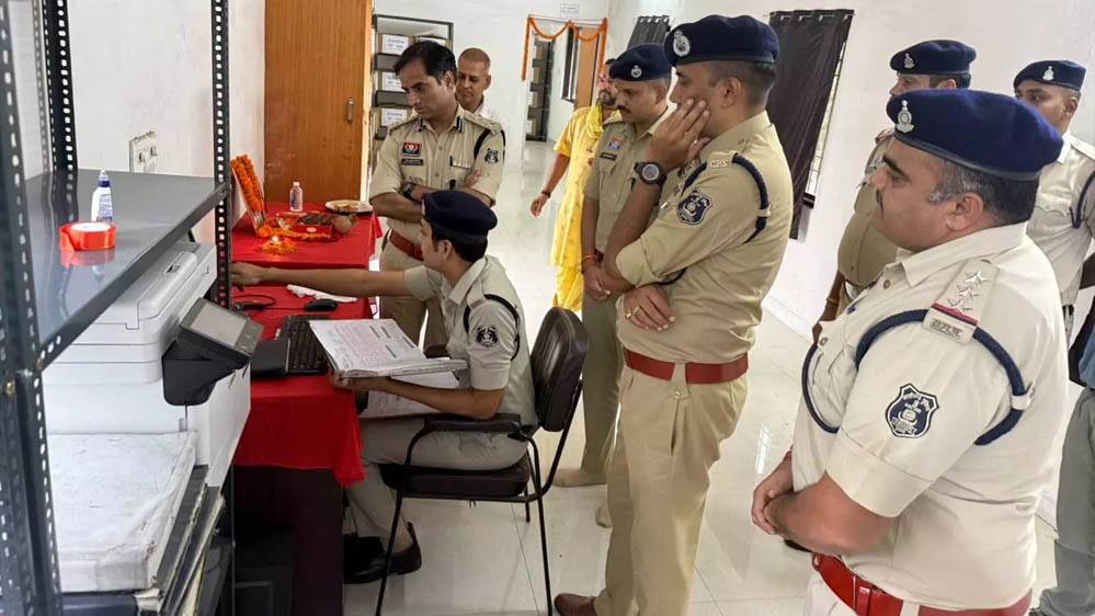 Raipur Police की बड़ी पहल! देवेंद्र नगर थाने में शुरू हुआ E-Malkhana 2.0, बारकोड स्कैन करते ही मिलेगी पूरी जानकारी Raipur Police की बड़ी पहल! देवेंद्र नगर थाने में शुरू हुआ E-Malkhana 2.0, बारकोड स्कैन करते ही मिलेगी पूरी जानकारी