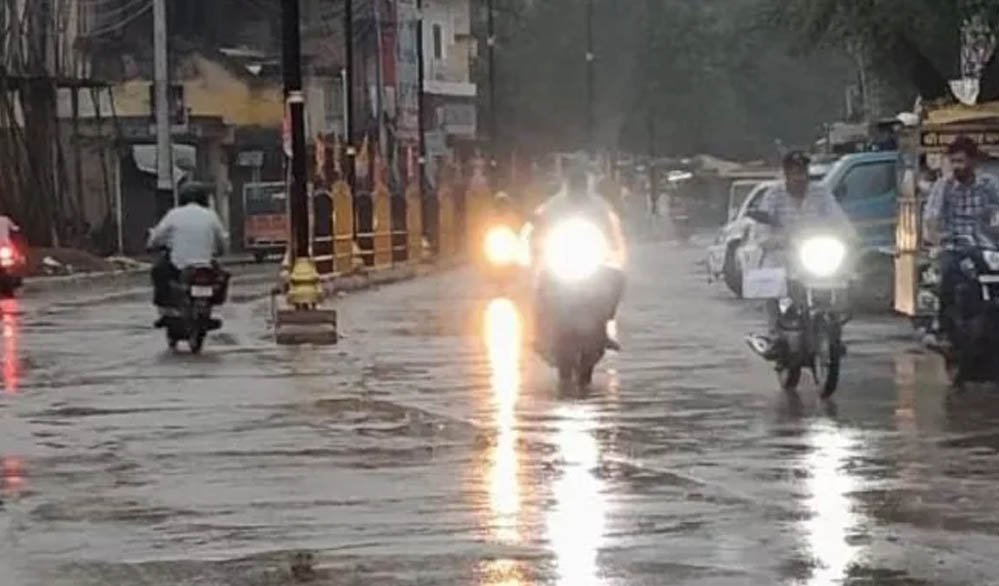 आज का मौसम: दिल्ली-यूपी समेत 15 राज्यों में भारी बारिश का अलर्ट, पहाड़ों में तबाही का खतरा आज का मौसम: दिल्ली-यूपी समेत 15 राज्यों में भारी बारिश का अलर्ट, पहाड़ों में तबाही का खतरा
