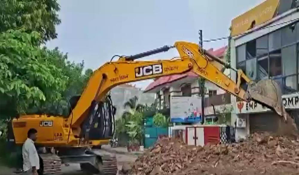 15 मौतों के बाद बड़ा एक्शन! 15 दिन का नोटिस खत्म, लखनऊ अग्निकांड वाली बिल्डिंग पर चला बुलडोजर 15 मौतों के बाद बड़ा एक्शन! 15 दिन का नोटिस खत्म, लखनऊ अग्निकांड वाली बिल्डिंग पर चला बुलडोजर