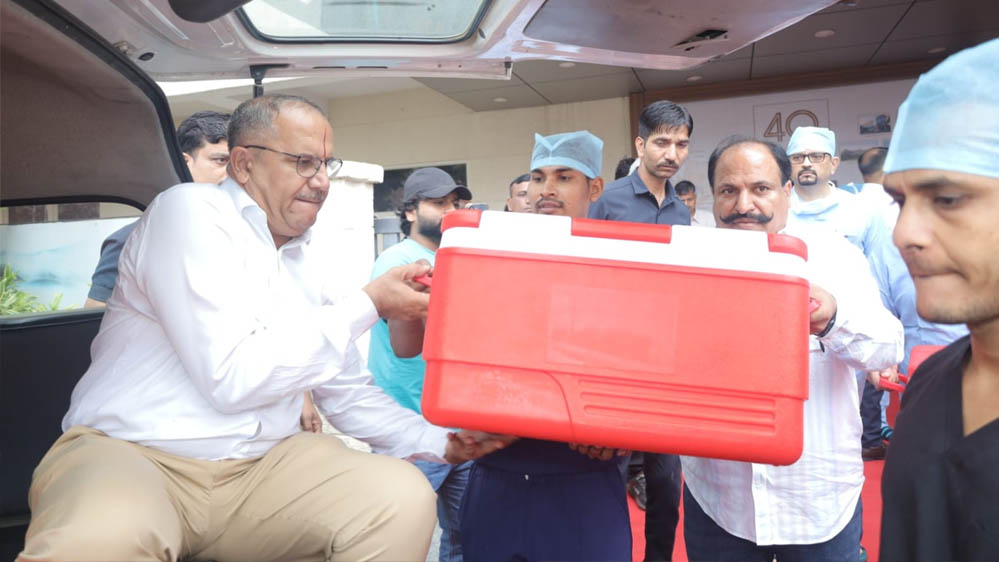 25 साल की उम्र में भी अमर हो गए गौरव दवे! अंगदान से 7 गंभीर मरीजों को मिला नया जीवन 25 साल की उम्र में भी अमर हो गए गौरव दवे! अंगदान से 7 गंभीर मरीजों को मिला नया जीवन