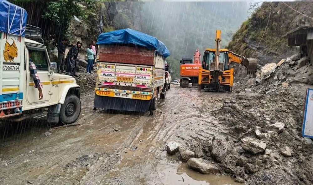 Uttarakhand Weather: उत्तराखंड में मूसलाधार बारिश से हालात बेकाबू, फ्लैश फ्लड का अलर्ट; कई जिलों में स्कूल बंद