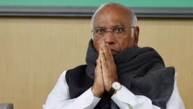 कांग्रेस अध्यक्ष मल्लिकार्जुन खरगे के खिलाफ वारंट जारी, कोर्ट ने पेश होने का दिया आदेश; जानिए पूरा मामला कांग्रेस अध्यक्ष मल्लिकार्जुन खरगे के खिलाफ वारंट जारी, कोर्ट ने पेश होने का दिया आदेश; जानिए पूरा मामला