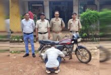 चोरी की बाइक को छुपाने के लिए बदल डाला रंग, चोरी की बाइक सहित पकड़ा गया शातिर चोर, बिलहरी पुलिस को मिली सफलता