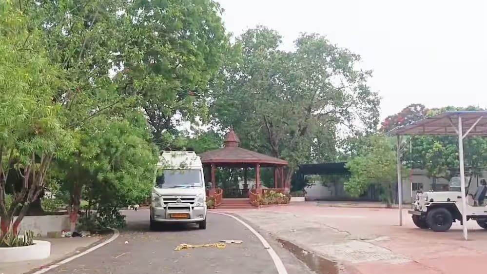 20 साल बाद राबड़ी देवी ने खाली किया 10 सर्कुलर रोड बंगला, नए आवास में शिफ्ट हुआ परिवार 20 साल बाद राबड़ी देवी ने खाली किया 10 सर्कुलर रोड बंगला, नए आवास में शिफ्ट हुआ परिवार